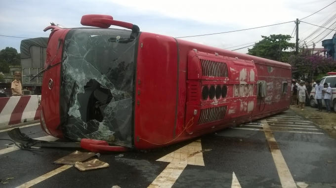 Chiếc xe khách giường nằm bị lật ngang đường quốc lộ.