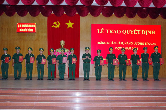 Đại tá Trần Thanh Đức, Chỉ huy trưởng BĐBP TP HCM trao quyết định Thăng quân hàm từ Đại uý lên Thiếu tá và Thượng uý lên Đại uý cho các cán bộ sĩ quan. Ảnh: Đ Chiến - L Kiểm