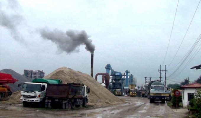 Trạm trộn bê tông asphalt của Công ty TNHH Nam Hồng bị người dân tố trong quá trình hoạt động đã gây ô nhiễm môi trường, ảnh hưởng nghiêm trọng tới cuộc sống và sức khỏe của người dân.