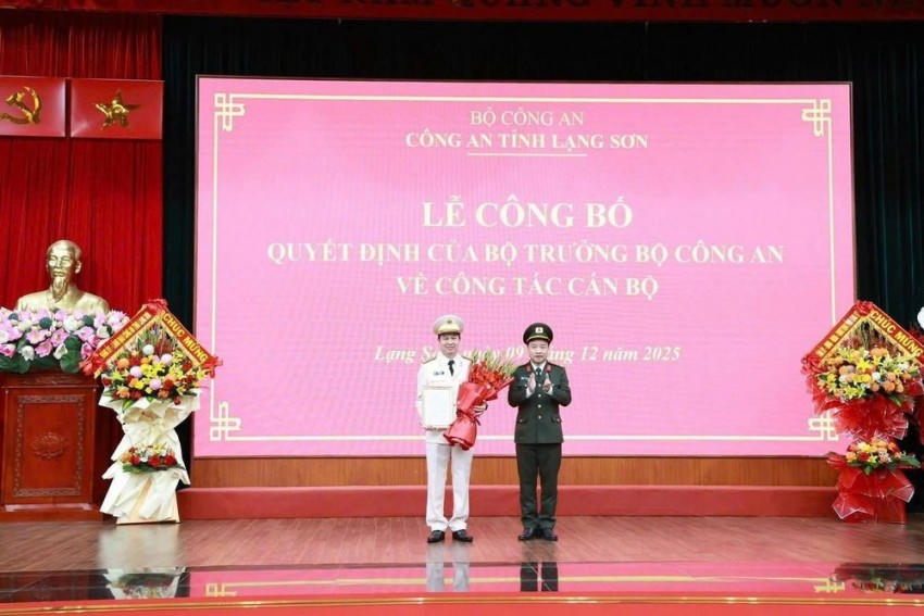 Đại tá Lê Công Anh nhận quyết định bổ nhiệm Phó giám đốc Công an tỉnh Lạng Sơn.