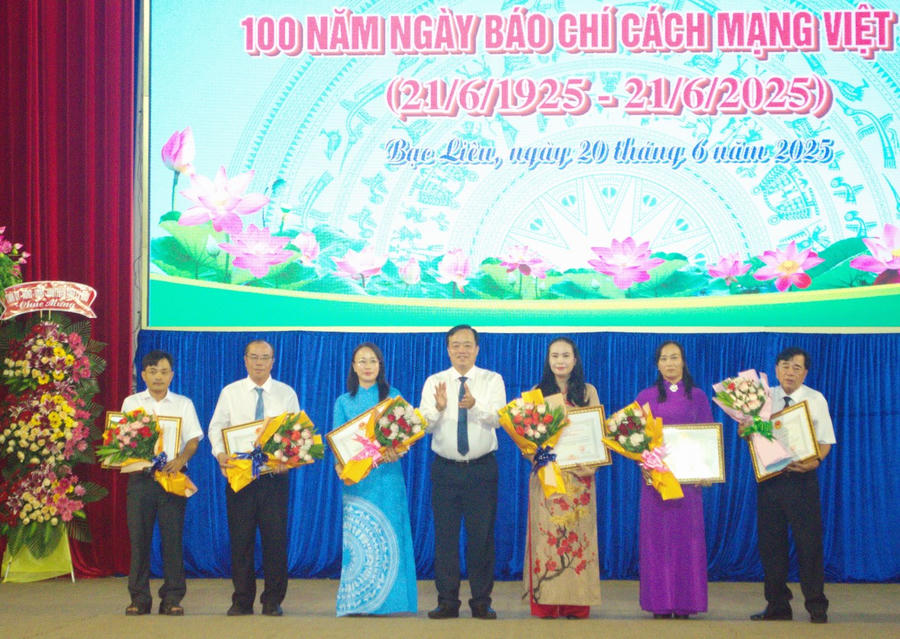 Ông Huỳnh Quốc Việt Ủy viên dự khuyết BCH TW Đảng, Phó Bí thư Thường trực Tỉnh ủy Bạc Liêu, trao Bằng khen cho các tập thể đã có thành tích xuất sắc cho sự nghiệp Báo chí cách mạng tỉnh.
