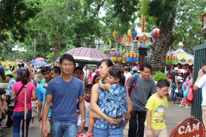 Dòng người nối tiếp nhau ra vào khu vực công viên khiến nơi đây càng trở nên tấp nập.