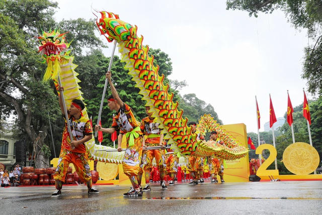 Có tất cả 13 đội thuộc nhiều quận, huyện của Hà Nội cùng tham gia tranh tài.
