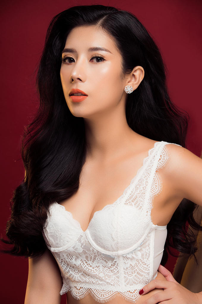 Về thời trang, Á khôi nhan sắc tự thú nhận mình không thuộc tuýp mê đồ hiệu: “Bỏ ra cả trăm triệu để mua một cái túi rồi dùng vài lần lại để lên kệ cho bám bụi thì thật phí phạm. Thay vào đó tôi có thể dùng tiền để đầu tư cho việc kinh doanh, hoặc đầu tư cho âm nhạc.