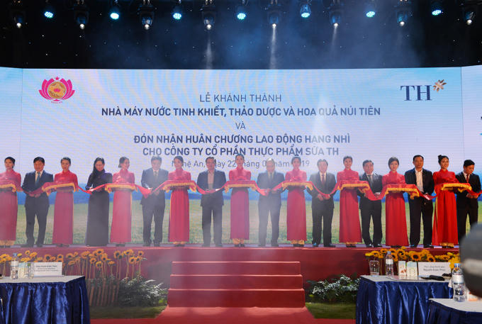 Cũng trong buổi lễ, Thủ tướng, l&atilde;nh đạo UBND tỉnh Nghệ An v&agrave; tập đo&agrave;n TH đ&atilde; cắt băng kh&aacute;nh th&agrave;nh nh&agrave; m&aacute;y sản xuất nước tinh khiết, thảo dược v&agrave; hoa quả N&uacute;i Ti&ecirc;n.