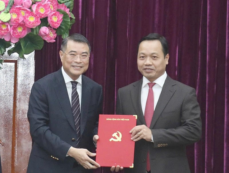 Đồng chí Lê Minh Hưng, Trưởng Ban Tổ chức Trung ương trao Quyết định của Bộ Chính trị điều động, phân công, chỉ định đồng chí Trần Tiến Dũng giữ chức Bí thư Tỉnh ủy Vĩnh Long. (Ảnh: CAND)