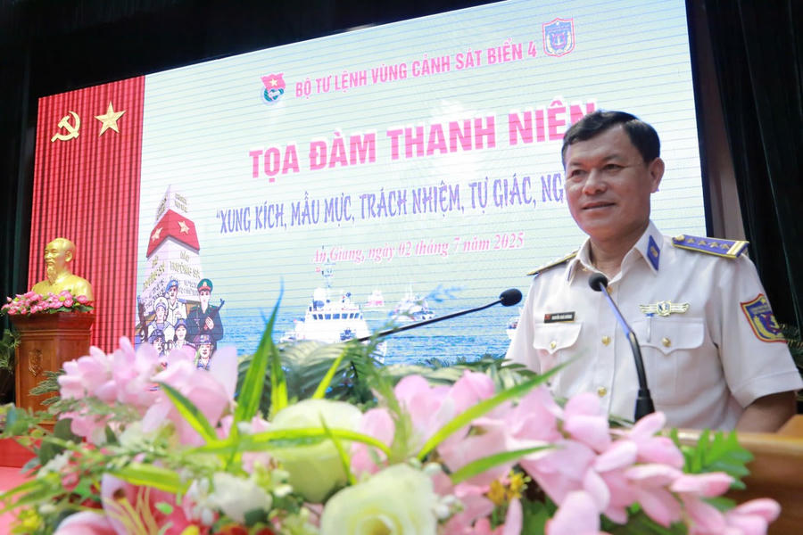 Đại tá Nguyễn Thái Dương - Phó Chính ủy Bộ Tư lệnh Vùng Cảnh sát biển 4 phát biểu chỉ đạo tại Buổi tọa đàm