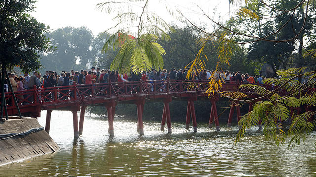 Sau buổi sáng yên ả thường thấy vào ngày mùng 1 Tết, chiều nay hàng nghìn người đân Hà Nội đã đi lễ đền Ngọc Sơn theo thói quen lâu đời của người Tràng An. Từ 14h, cầu Thê Húc mảnh mai trên mặt hồ Gươm luôn chật cứng người.