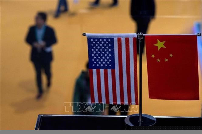 Quốc kỳ Mỹ (trái) và quốc kỳ Trung Quốc. Ảnh: AFP/TTXVN