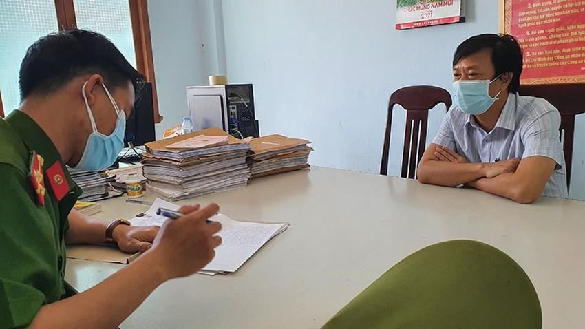 Cơ quan điều tra tống đạt quyết định khởi tố ông Ngô Quang Phú, cựu Phó giám đốc Sở TN&MT. Ảnh: TẤN LỘC