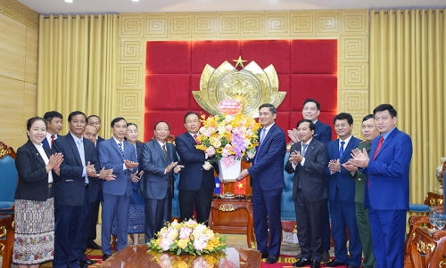 Lãnh đạo tỉnh Khăm Muộn chúc Tết tỉnh Nghệ An