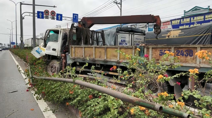 Xe tải cẩu lao lên dải phân cách (Ảnh: Nguyễn Hảo)