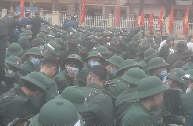 Các tân binh đeo khẩu trang để phòng chống virus corona