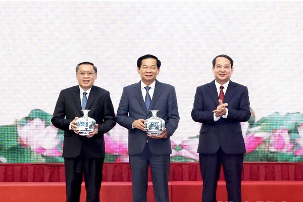 Ông Mai Văn Tuất, Phó Bí thư Tỉnh ủy, Chủ tịch Ủy ban MTTQ Việt Nam tỉnh Ninh Bình trao tặng quà lưu niệm cho Bộ trưởng Bộ Nội vụ Việt Nam và Bộ trưởng Bộ Lao động và Phúc lợi Xã hội Lào.