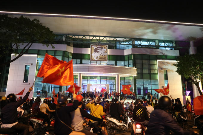 Niềm vui chiến thắng, hạnh phúc lan tỏa khắp thành phố. Ảnh: Bảo Thùy.