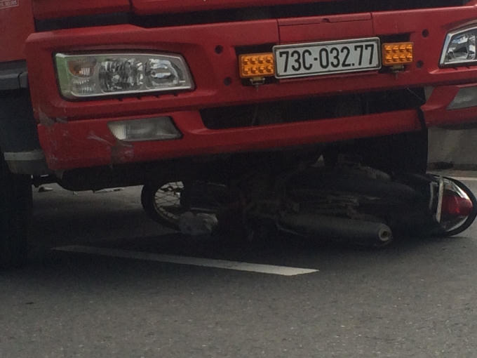 Xe m&aacute;y n&aacute;t b&eacute;t dưới b&aacute;nh xe tải v&igrave; bị k&eacute;o l&ecirc; gần 10 m&eacute;t.