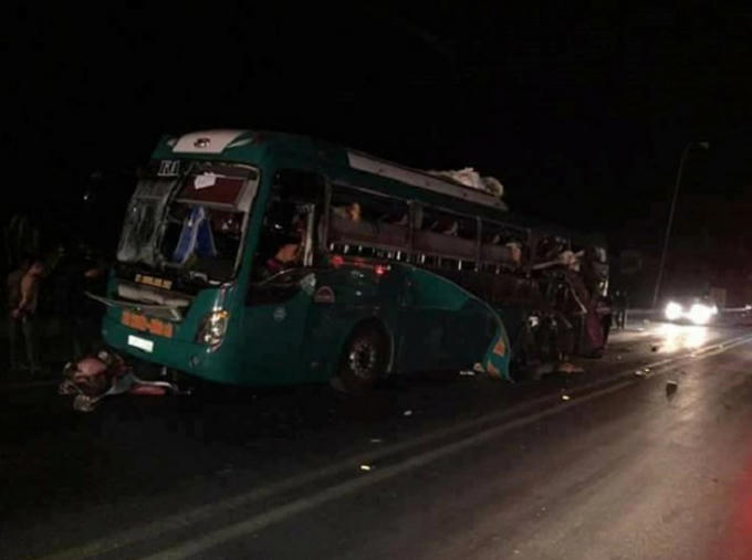 Hiện trường vụ nổ xe khách khiến nhiều người thương vong.