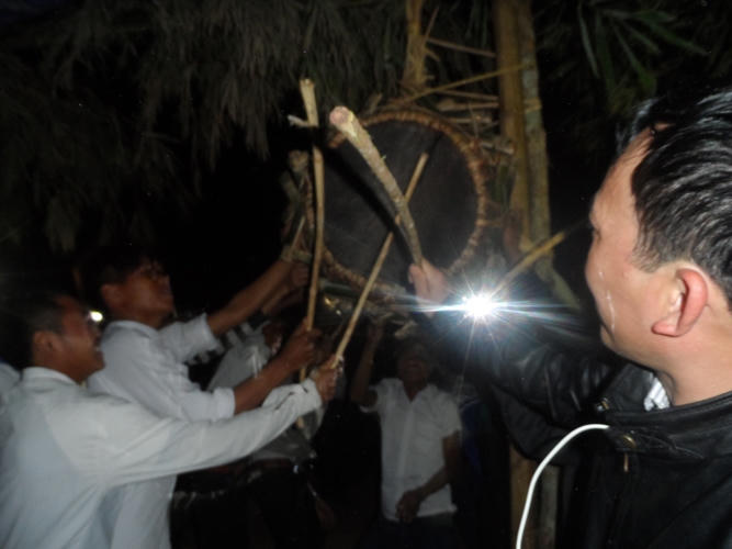 Thanh niên cùng nhau đánh trống uống rượu nhảy mua ca hát.