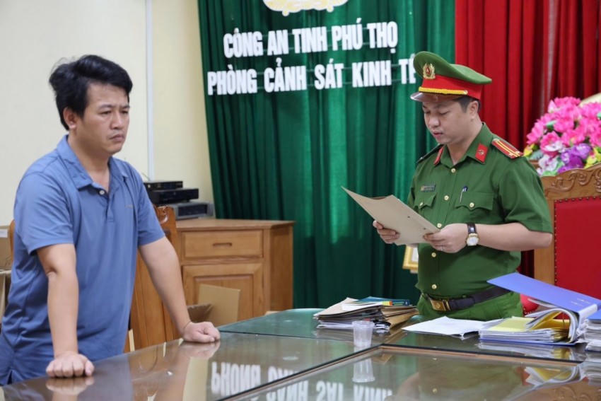 Cơ quan CSĐT Công an tỉnh Phú Thọ thi hành quyết định Khởi tố bị can đối với Phan Thế Hoài về tội sản xuất, buôn bán hàng giả.