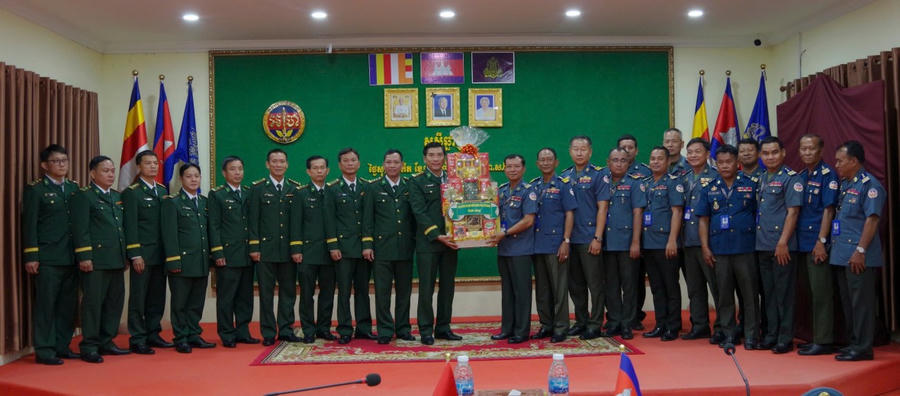 Tặng quà cho Hiến binh tỉnh Takeo