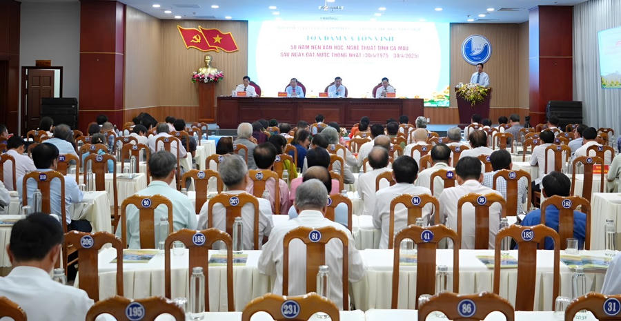 Hơn 200 đại biểu thuộc giới văn, nghệ sĩ tỉnh Cà Mau tham dự buổi tọa đàm.