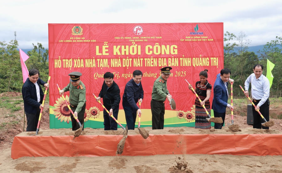 Thứ trưởng Phạm Thế Tùngcùng các đồng chí lãnh đạo đã thực hiện nghi thức khởi công xây dựng nhà ở cho người nghèo tại địa bàn huyện Hướng Hóa. Ảnh: CAQT