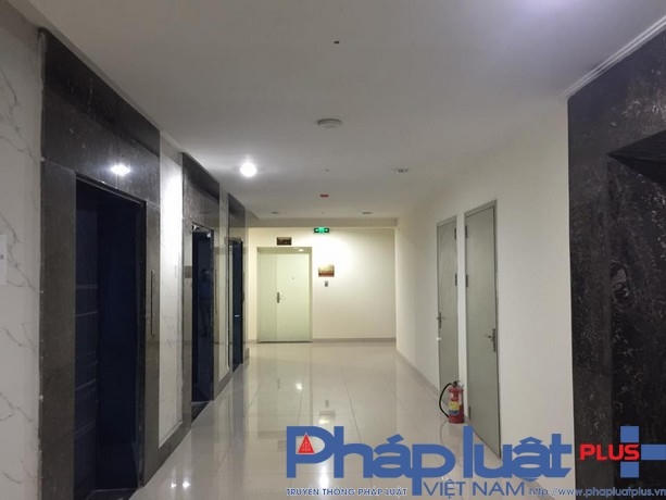 Cả tầng chỉ có duy nhất một bình cứu hoá đã hoen rỉ và không thấy các tiêu lệnh cơ bản về PCCC.