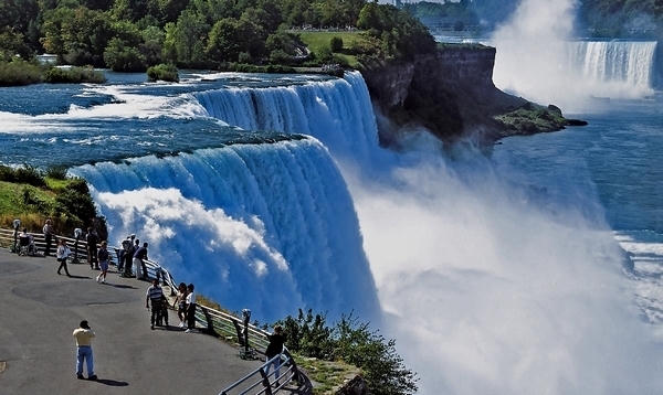 Thác Niagara nằm trên sông Niagara thuộc đường biên giới giữa Mỹ và Canada. Ảnh: internet.