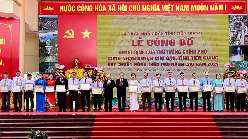 Các cá nhận bằng khen UBND tỉnh bằng khen UBND huyện Chợ Gạo. Ảnh: Thiện Lê