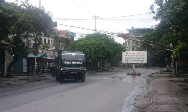 Một barie án ngữ trên đường dân sinh tại Đông Triều.