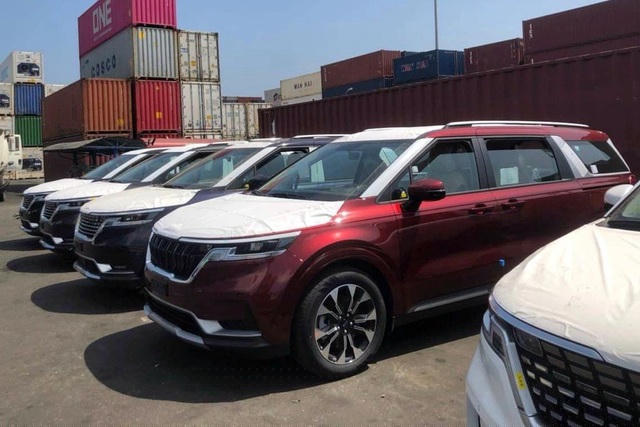 Một lô gồm ít nhất 5 chiếc Kia Carnival 2021 đã bị bắt gặp tại cảng ở Việt Nam.
