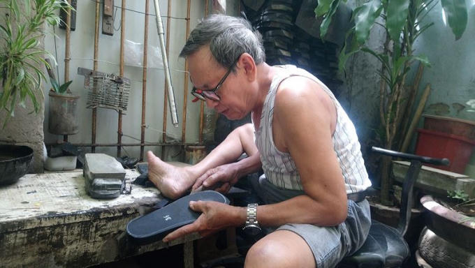 Nghệ nhân Phạm Quang Xuân miệt mài với nghề sản xuất dép lốp