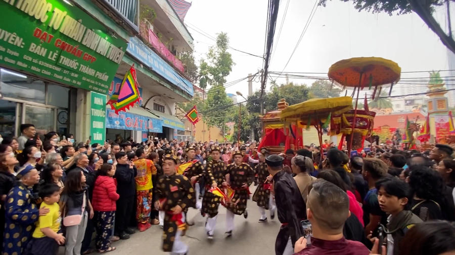 Nét đặc sắc ở lễ hội chính là lễ rước kiệu thánh du xuân với màn kiệu xoay, kiệu múa như bay trên các con phố.