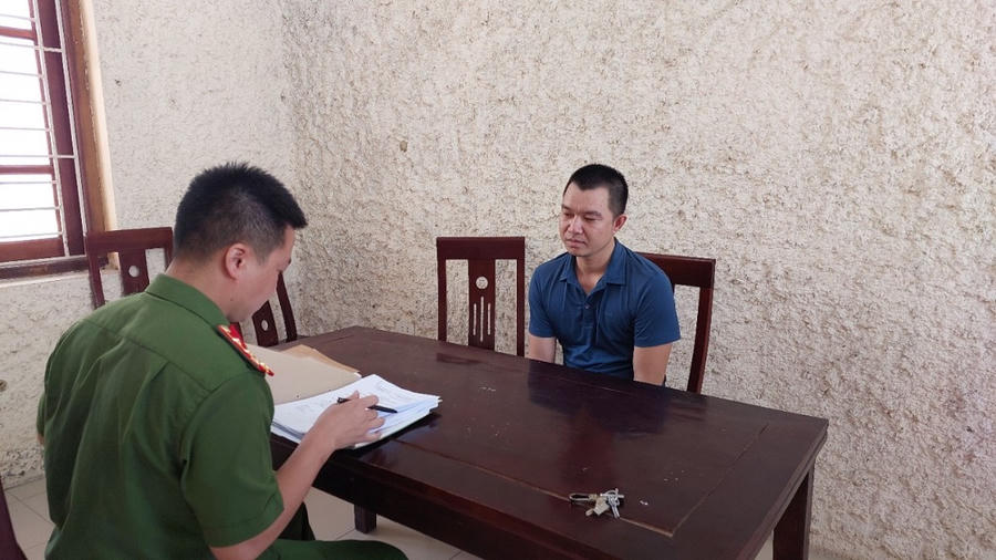 Đối tượng Trần Văn Quang cầm - Ảnh Công an Nghệ An.