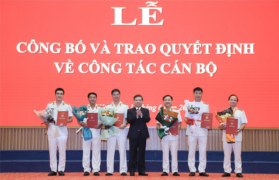 Viện trưởng Lê Minh Trí và 6 cán bộ được bổ nhiệm chiều 12/6. Ảnh: vksnd.gov