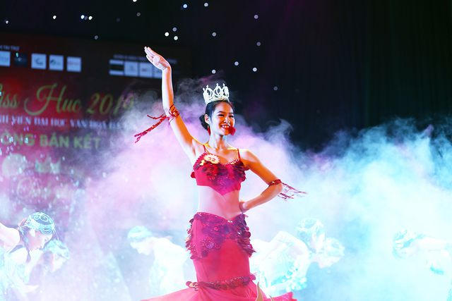 Cận cảnh nhan sắc xinh đẹp của nữ sinh.