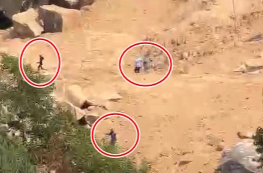 Nghe tiếng súng các đối tượng khai thác đá trái phép trên núi Hòn Chà tháo chạy vào rừng