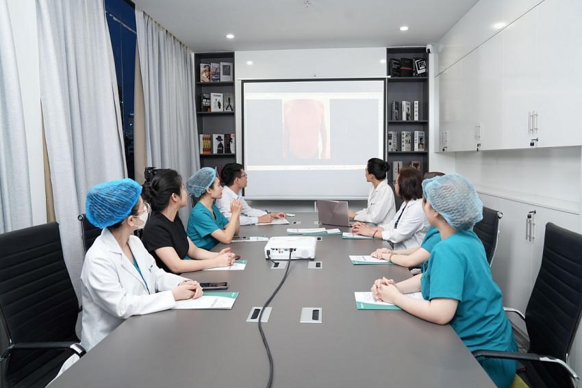 Các bác sĩ tại Phòng khám Da liễu St. Paul tổ chức hội chẩn với những ca bệnh nặng.