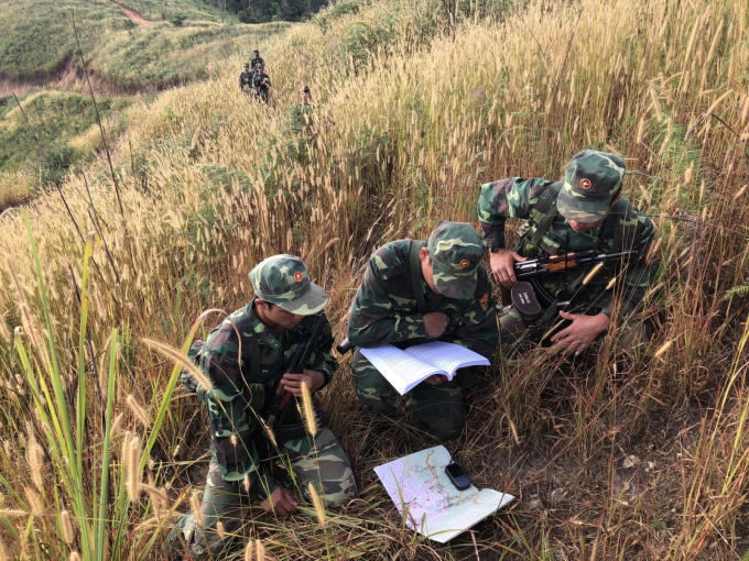 Các chiến sĩ biên phòng, đồn biên phòng cửa khẩu quốc tế Bờ Y (Kon Tum) trên đường tuần tra biên giới. 
