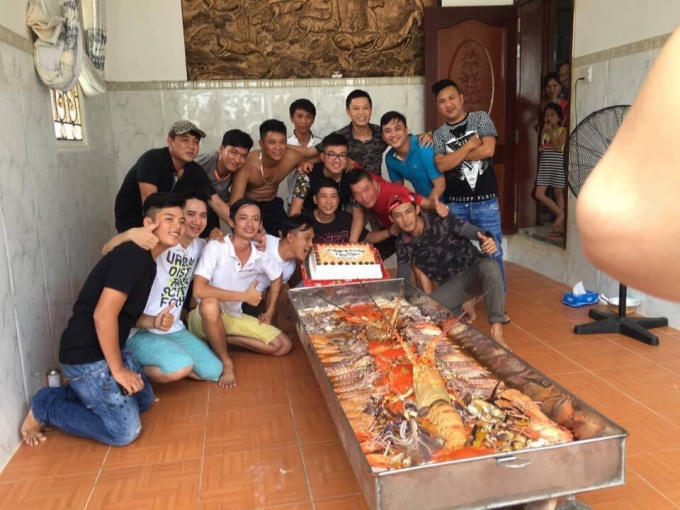 Các thành viên nhóm mô tô phân khối lớn bên bánh sinh nhật và nồi lẩu tự làm trị giá gần 50 triệu đồng