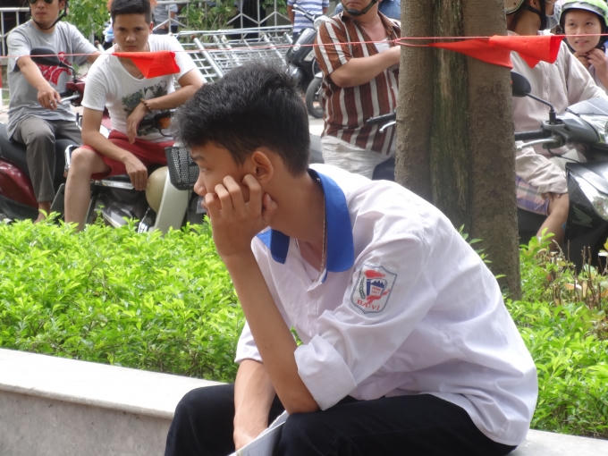 Dù đã hoàn thành bài thi, nhưng thí sinh này có vẻ không hài lòng với bài thi của mình.