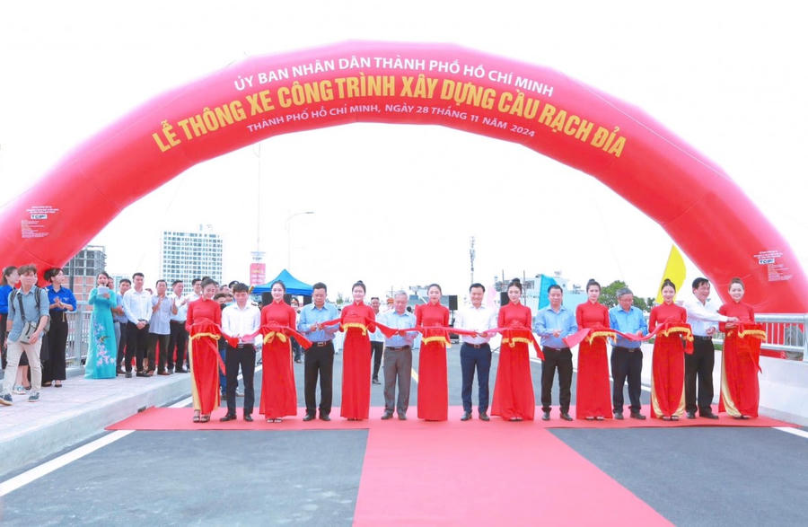 Các đại biểu cắt băng, chính thức thông xe cầu Rạch Đỉa sáng 28/11.