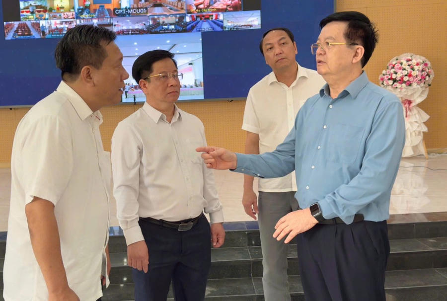 Phó Thủ tướng Mai Văn Chính (áo xanh) kiểm tra công tác chuẩn bị thành lập xã Bình An, tỉnh Kiên Giang.