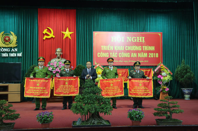Đồng chí Nguyễn Văn Cao - Phó Bí thư Tỉnh uỷ, Chủ tịch UBND tỉnh TT. Huế tặng cờ thi đua xuất sắc của UBND tỉnh cho các đơn vị.