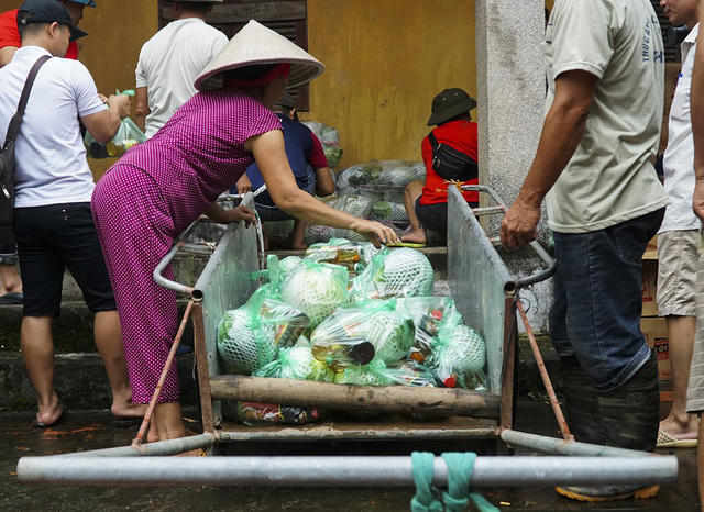 Dịp này, huyện Chương Mỹ hỗ trợ 7.525 thùng mỳ tôm, 26.950 kg gạo, 1.850 gói lương khô... cho nhân dân các xã, thị trấn vùng bị úng ngập.