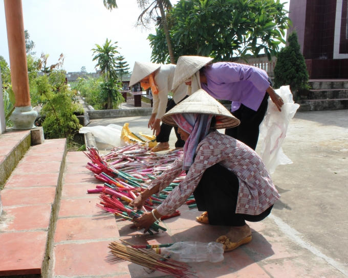 Không ai bảo ai, hàng ngày ba bà ngoài công việc đồng áng lại tranh thủ thời gian để chăm nom nghĩa trang liệt sĩ của địa phương.