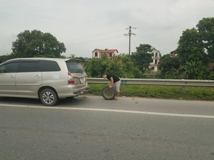 Một chiếc ô tô cũng gặp vấn đề trên lốp trên cao tốc (Ảnh nguồn otofun.net).