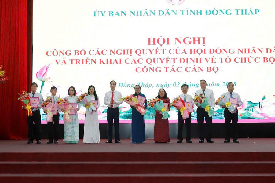 Chủ tịch UBND tỉnh Trần Trí Quang trao quyết định bổ nhiệm lãnh đạo Sở Tài Chính. Ảnh: Xuân Uyên