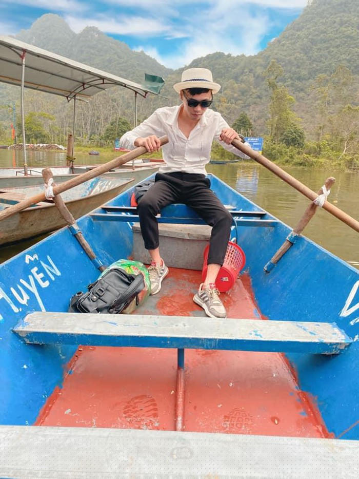 Tại các bến thuyền thuộc khu vực chùa Hương, khá nhiều tàu thuyền nằm im lìm trên bến vì không có khách thuê để vãn cảnh. Ảnh: Cường Racer.