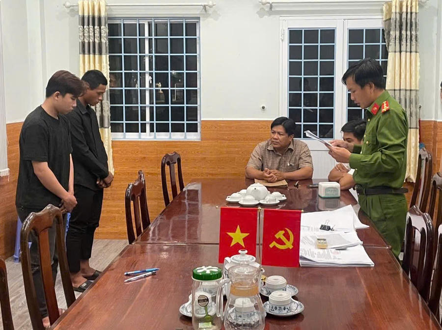 Cơ quan CSĐT Công an tỉnh Kiên Giang (Phòng CSHS) tống đạt các quyết định khởi tố bị can, Lệnh bắt bị can để tạm giam đối với các bị can Nguyễn Chiệu Vĩ, Nguyễn Tường Khanh để điều tra về hành vi cướp giật tài sản